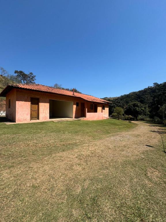 a house with a large yard in front of it at Pousada Shangri-lá in Cunha
