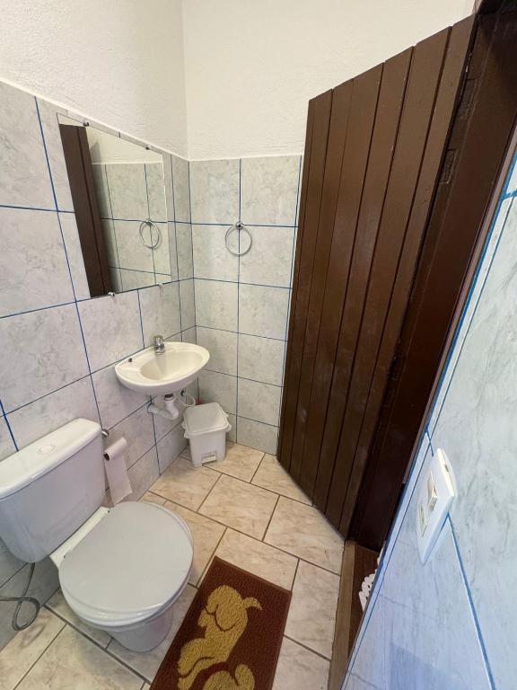 a bathroom with a toilet and a sink at Pousada Shangri-lá in Cunha