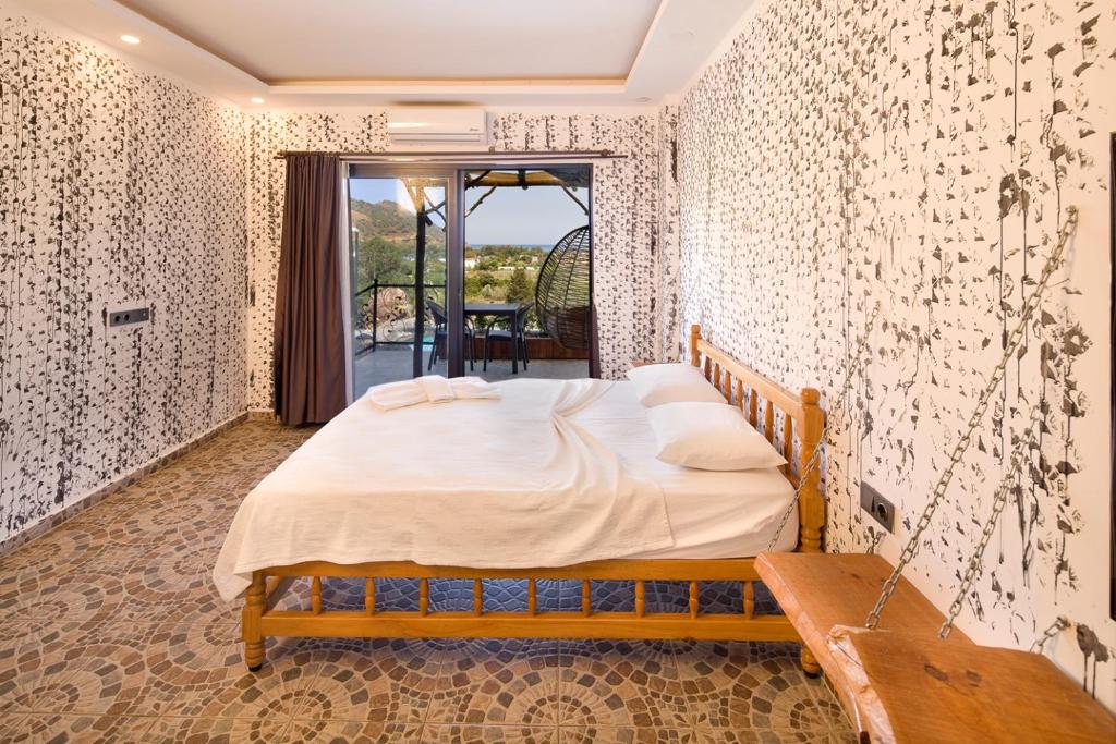 Adrasan Kayaköy Villalarıにあるベッド