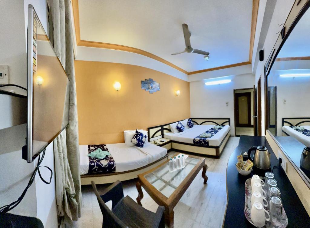 Postel nebo postele na pokoji v ubytování Hotel Indore Palace - Feel at Home- Walking distance from Saibaba Temple