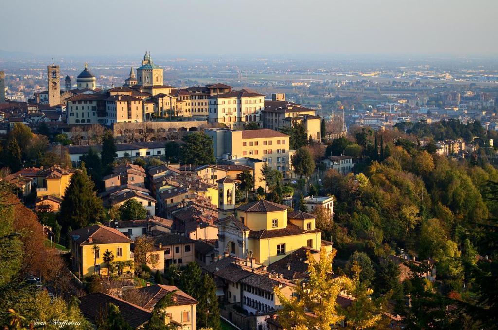 Výhľad na mesto Bergamo alebo výhľad na mesto priamo z apartmánu