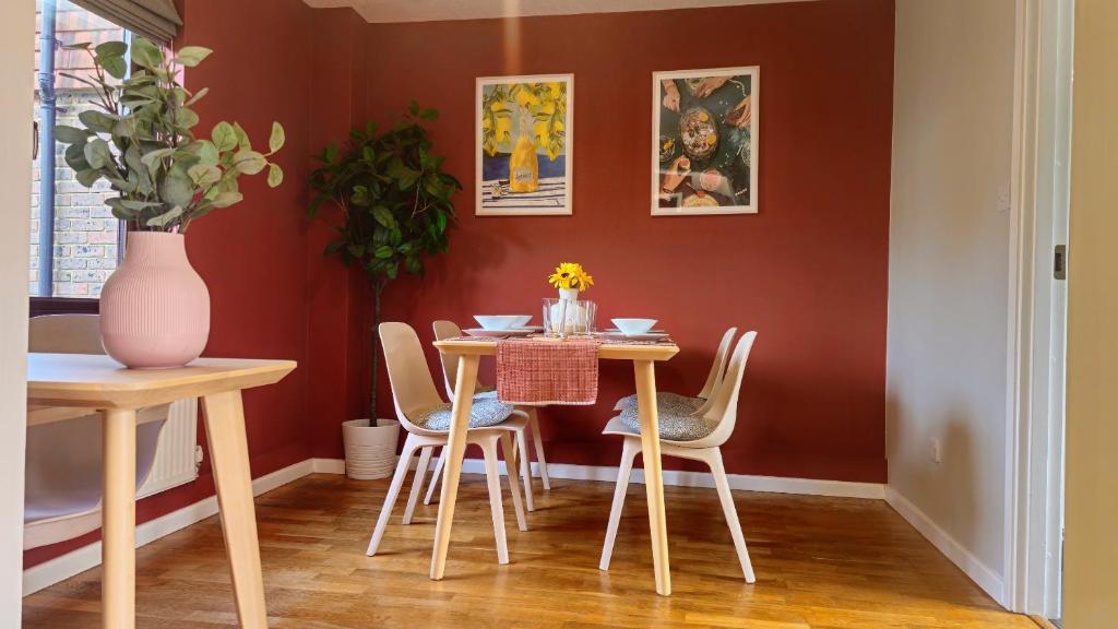 a dining room with a table and chairs at Grassmere - 3 bed house with private garden in Horley