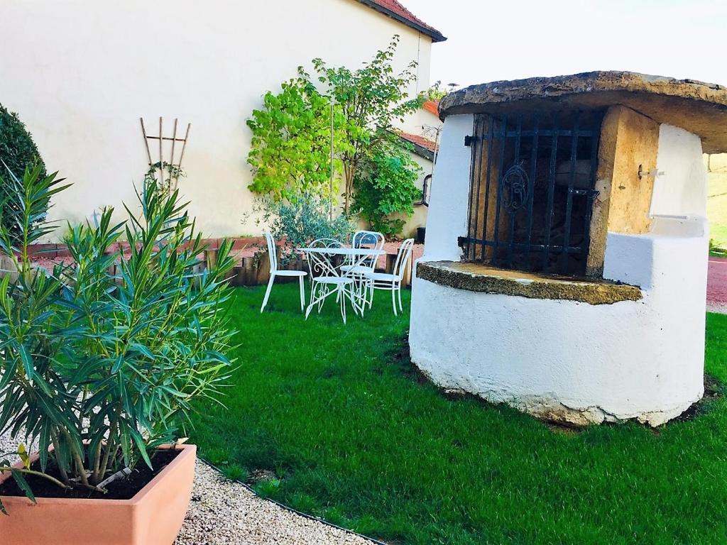 Κήπος έξω από το Au Clos des Ormes