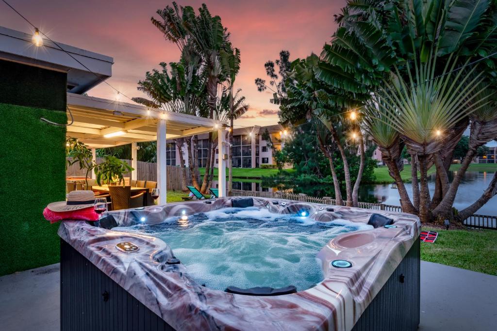 una vasca idromassaggio nel cortile di una casa di Waterfront Oasis Escape with 7 Seats Hot Tub! a Sunrise