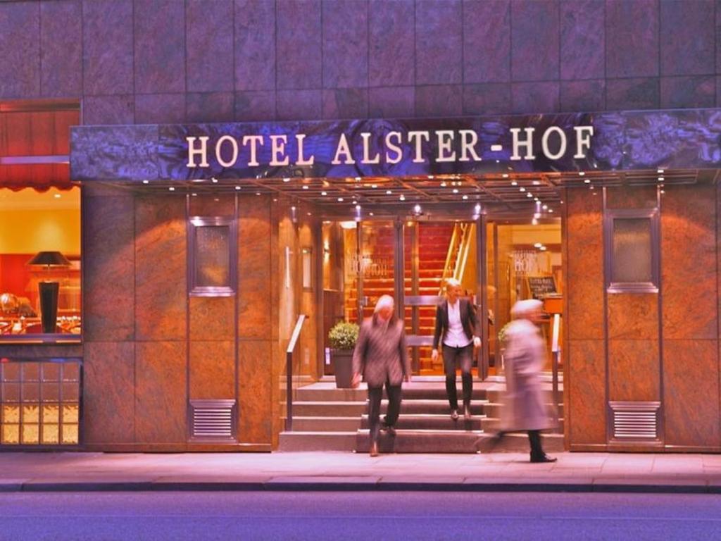 two people walking outside of a hotelier hut at Alster-Hof in Hamburg