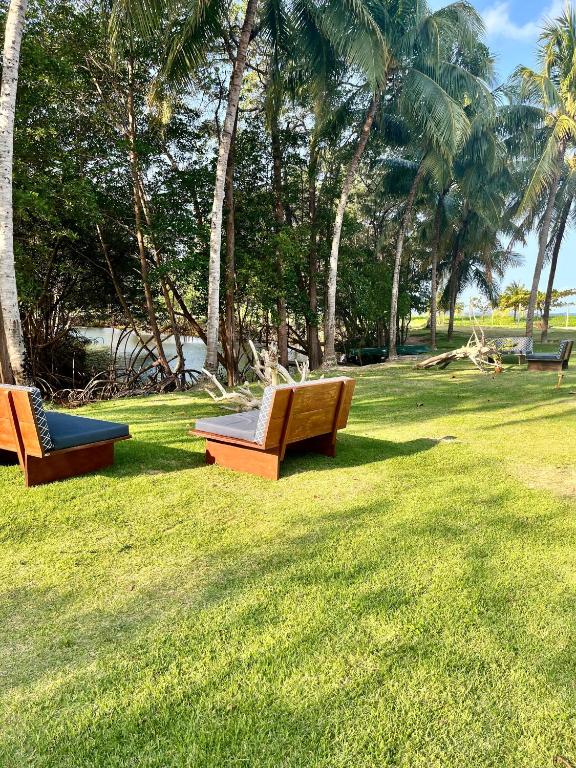 Um jardim no exterior de Angá Beach Hotel