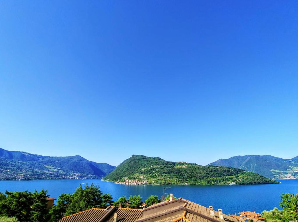 uitzicht op een meer met bergen op de achtergrond bij Miralago Marone Holiday House in Marone