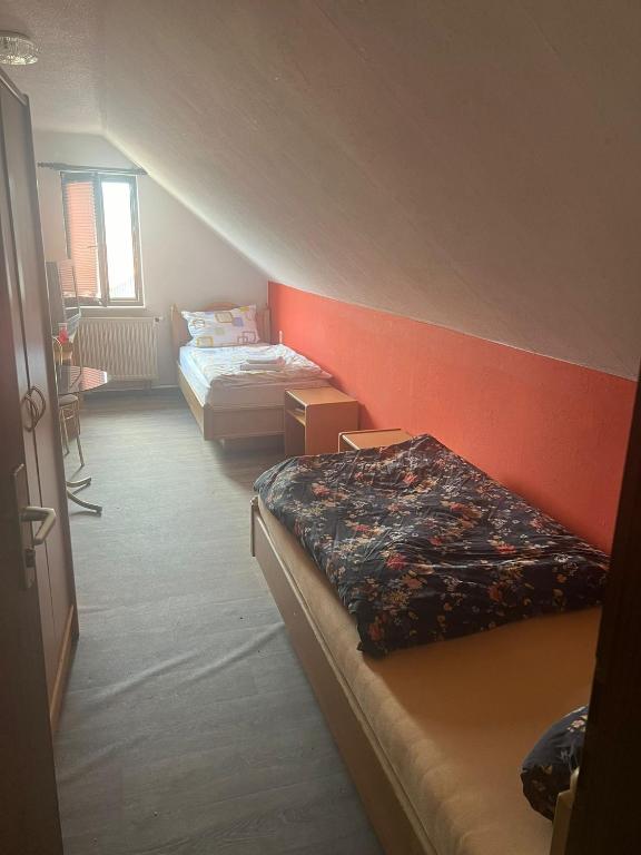 Postel nebo postele na pokoji v ubytování Gasthof Sirius Universum