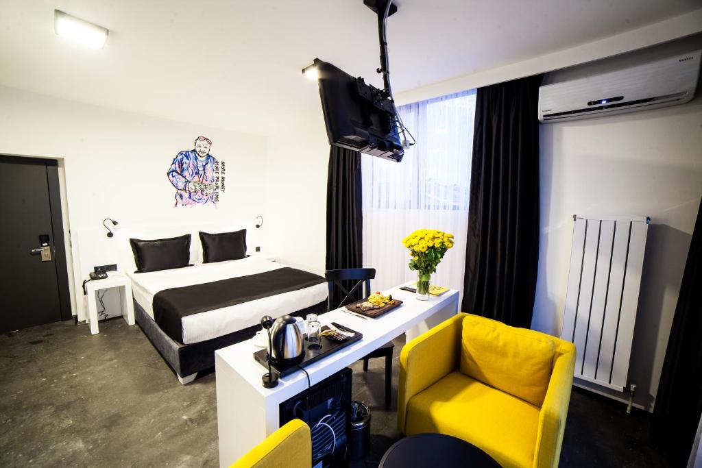 アンカラにあるInn 65 Budgetのベッドと黄色い椅子が備わるホテルルームです。