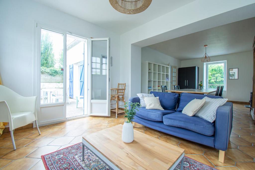 un salon avec un canapé bleu et une table dans l'établissement Maison du pécheur I Terrasse & 500m de la mer, à Camaret-sur-Mer