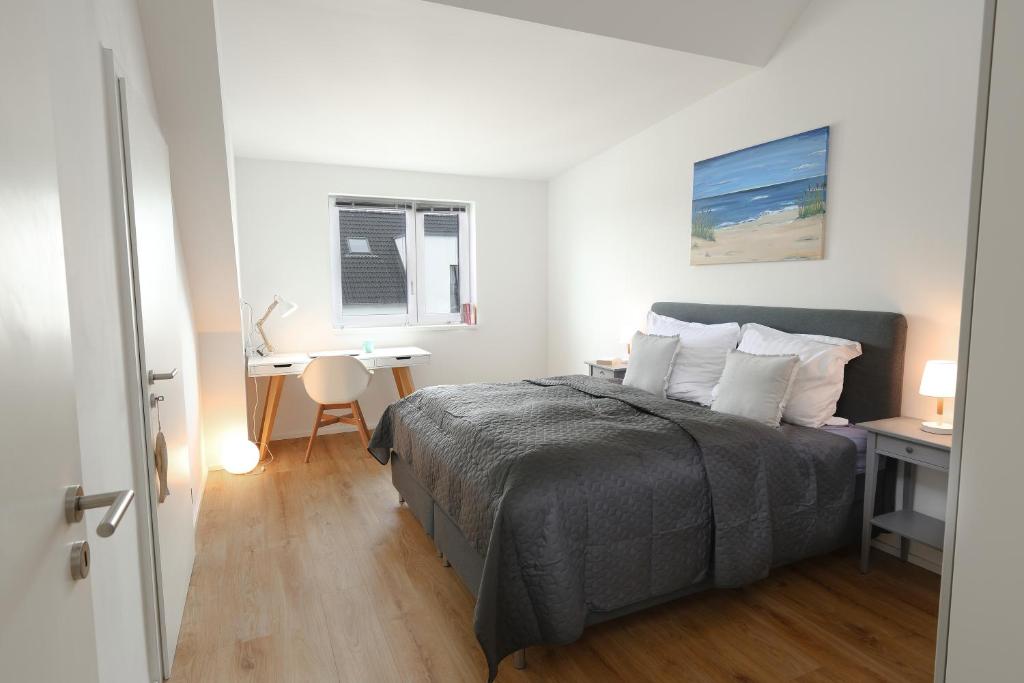 Postel nebo postele na pokoji v ubytování Waterkant, Loft am Hafen mit Traumblick über Hafen, Schlei und Ostsee