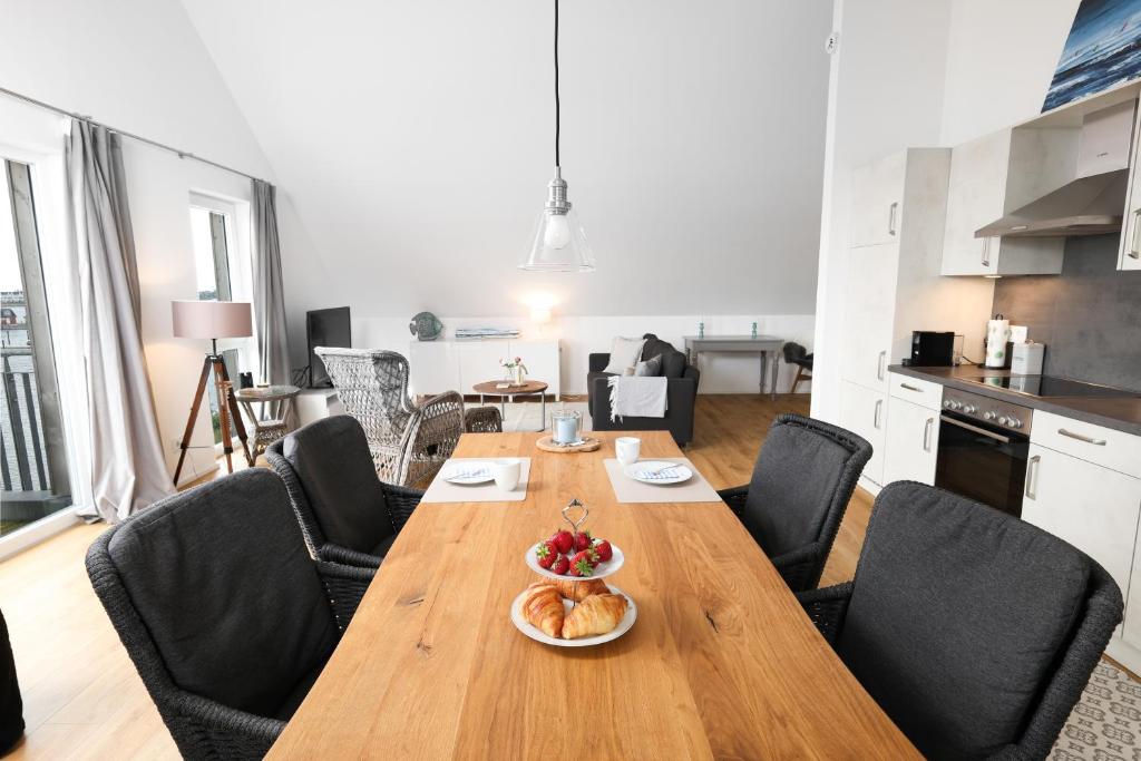 Kuchyň nebo kuchyňský kout v ubytování Waterkant, Loft am Hafen mit Traumblick über Hafen, Schlei und Ostsee