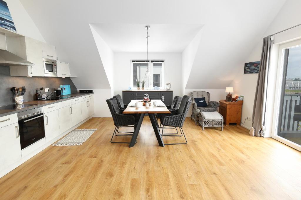 Kuchyň nebo kuchyňský kout v ubytování Waterkant, Loft am Hafen mit Traumblick über Hafen, Schlei und Ostsee