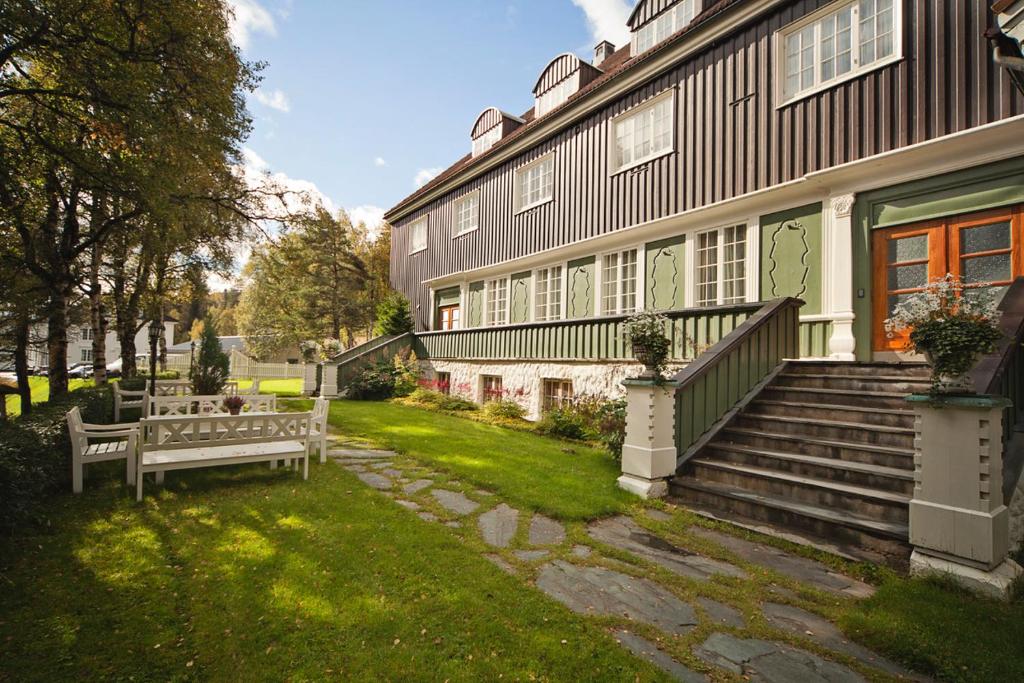 a house with a bench in front of it at Orkla Gjestebolig in Løkken
