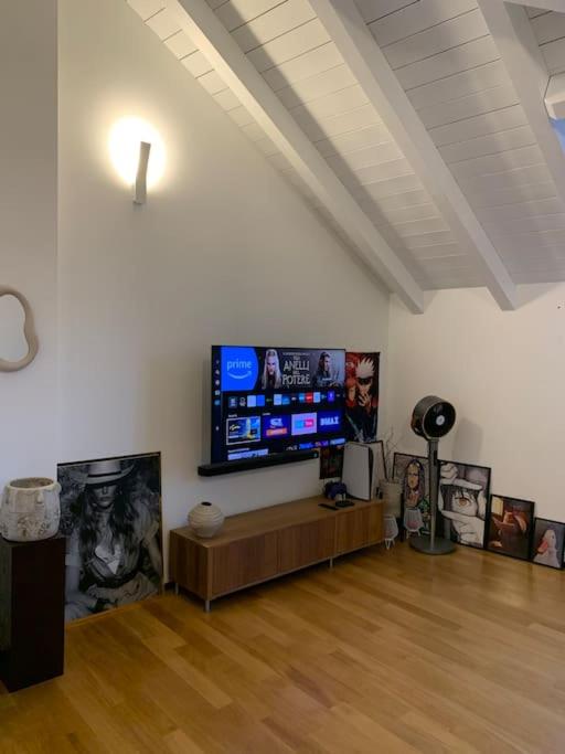 TV a/nebo společenská místnost v ubytování Appartamento con 2 stanze e 2 bagni