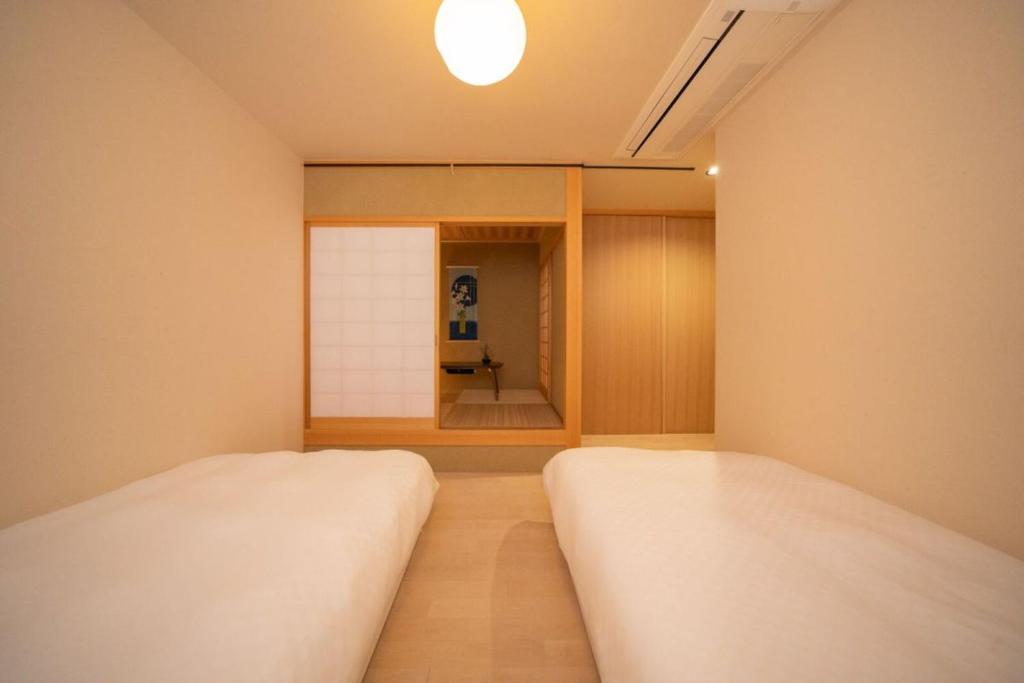 Postel nebo postele na pokoji v ubytování 京都松澗Matsutani