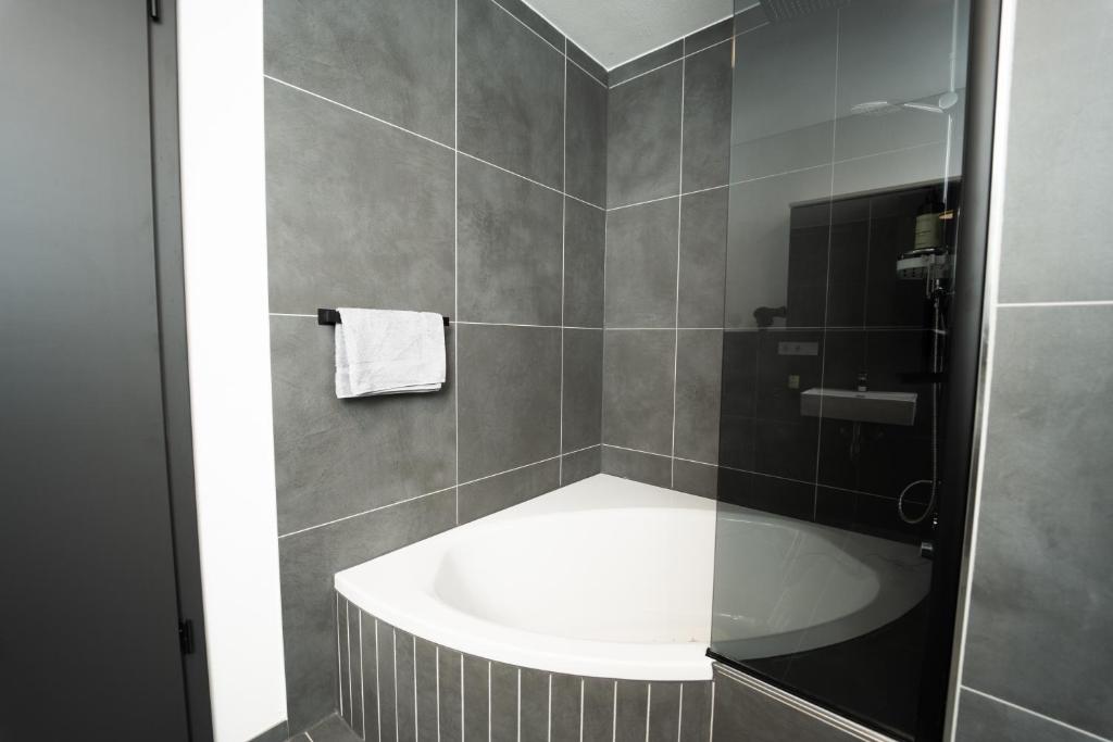 Koupelna v ubytování Luxusferienwohnung mit Sauna - NEUBAU