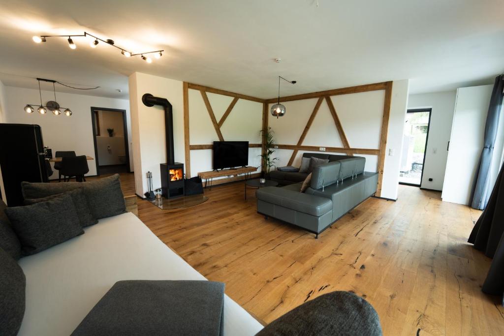 Posezení v ubytování Luxusferienwohnung mit Sauna - NEUBAU