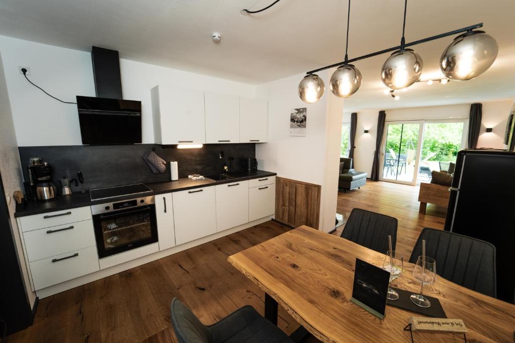 Kuchyň nebo kuchyňský kout v ubytování Luxusferienwohnung mit Sauna - NEUBAU
