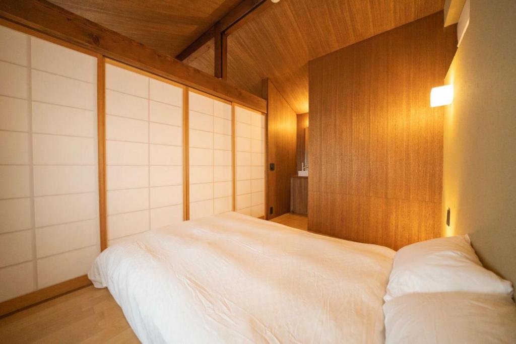 Postel nebo postele na pokoji v ubytování 京都松澗Matsutani