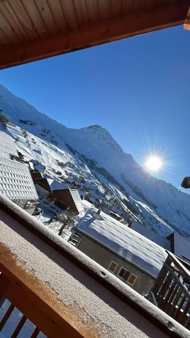 d'un balcon offrant une vue sur une montagne enneigée. dans l'établissement Albiez Montrond T2 34m2, 6 personnes, à Albiez-Montrond