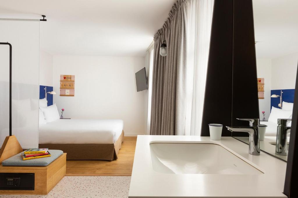 Oh la la ! Hotel Bar Paris Bastille - 14