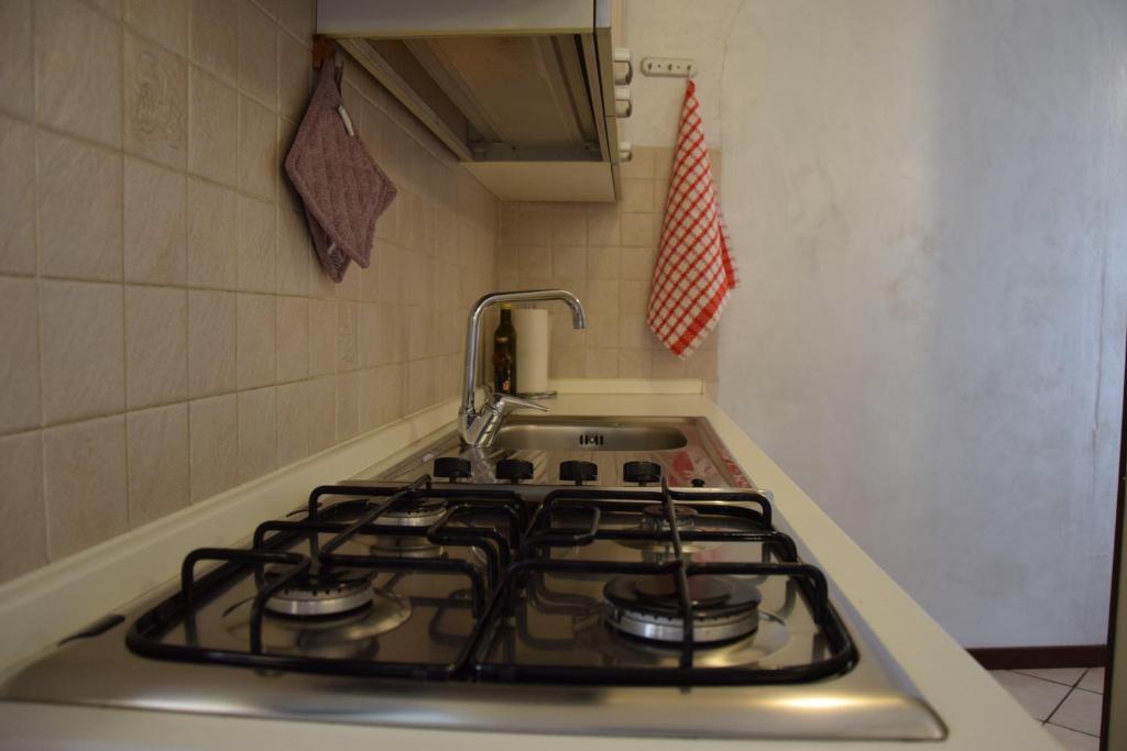 Kuchyňa alebo kuchynka v ubytovaní Bilocale Vecchio Borgo