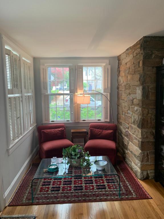 Χώρος καθιστικού στο Home by Upper Georgetown, American University