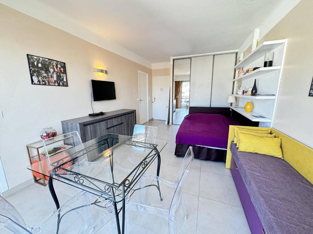 un salon avec une table et un canapé dans l'établissement Cannes proche Croisette - 2 pièces au calme avec terrasse, à Cannes