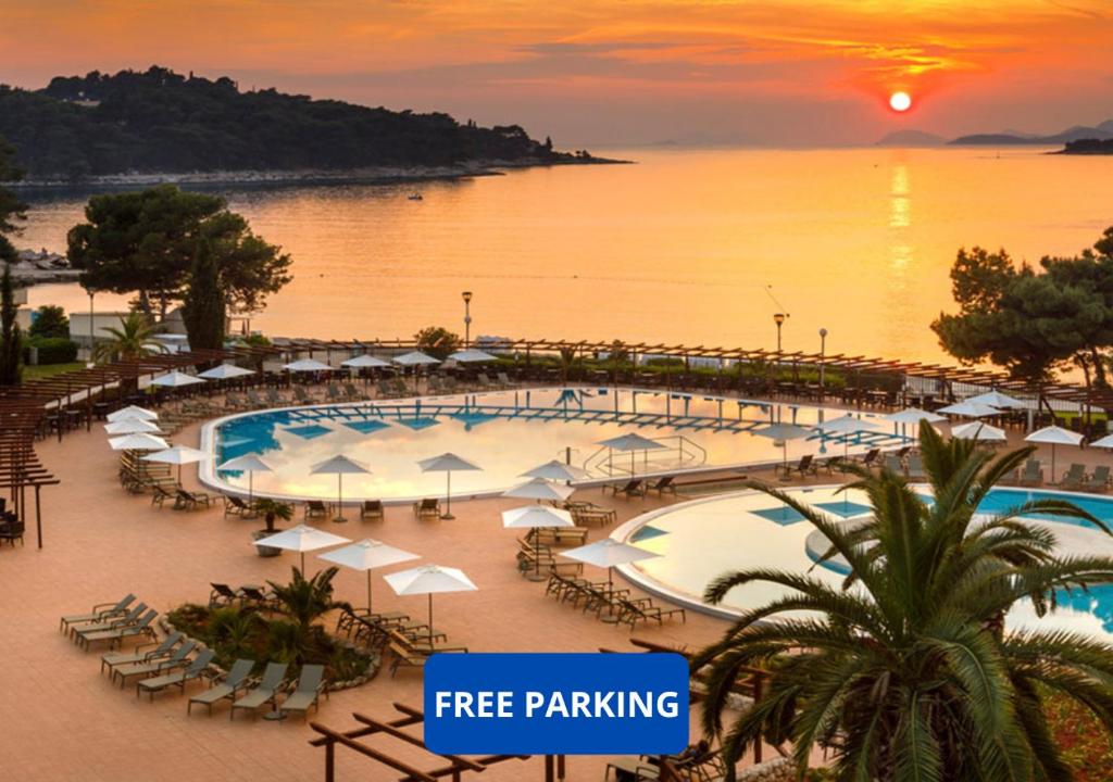 Bazén v ubytování Remisens Hotel Albatros-All inclusive nebo v jeho okolí