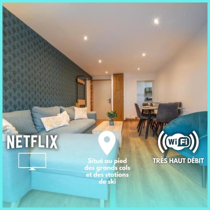 un salon avec un canapé et une salle à manger dans l'établissement Le Budapest, à Saint-Michel-de-Maurienne