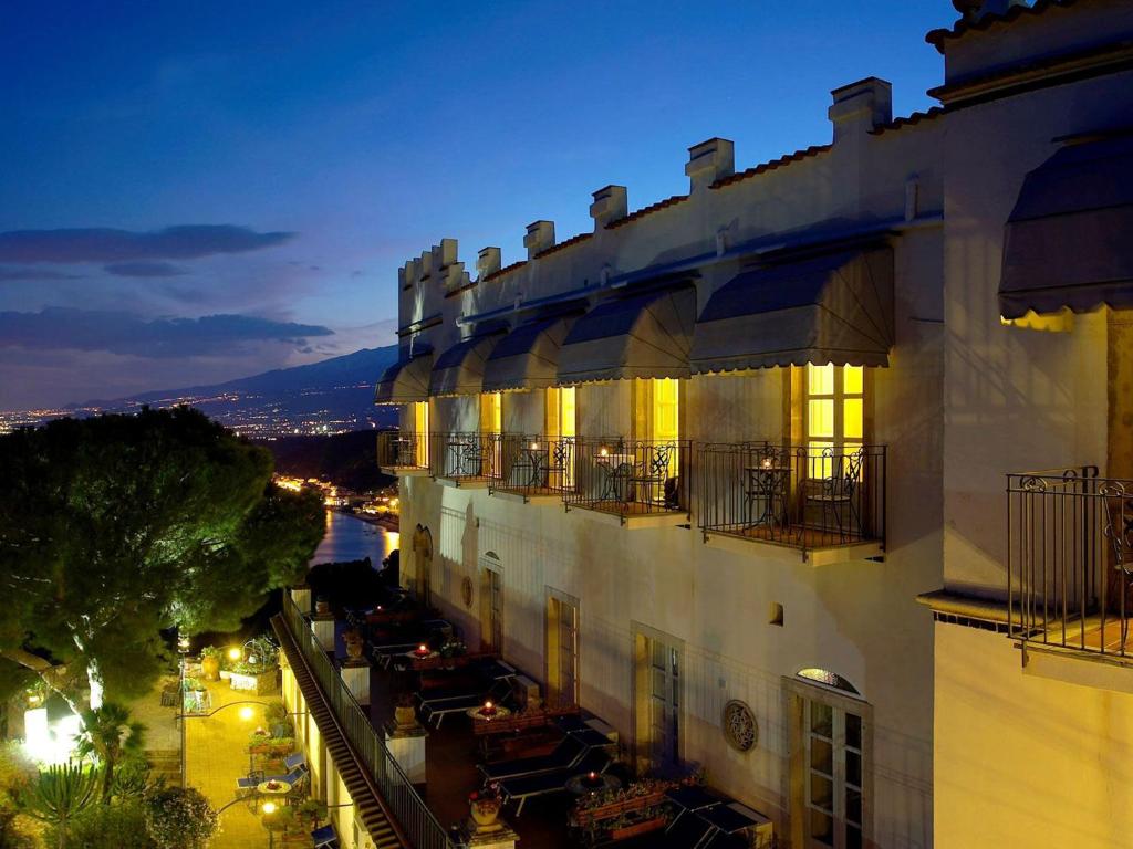 - Vistas al edificio por la noche en Hotel Bel Soggiorno, en Taormina