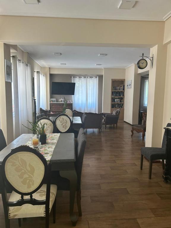 TV a/nebo společenská místnost v ubytování Hotel Διεθνές