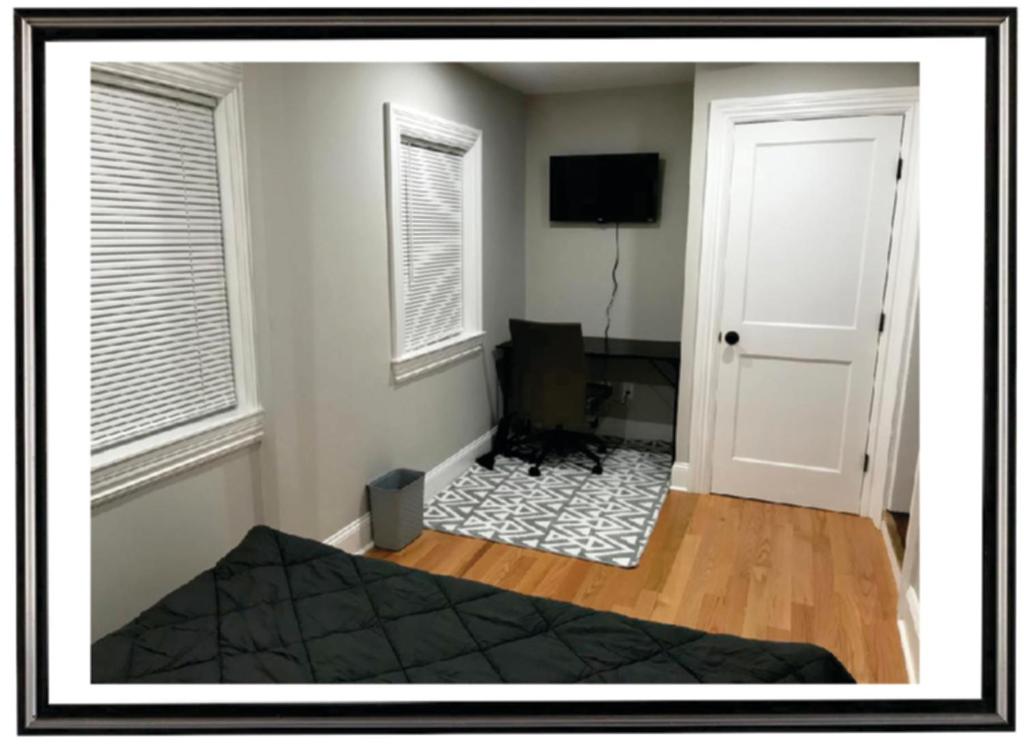 TV a/nebo společenská místnost v ubytování HomeStay B&B in Boston - 3 locations in Dorchester