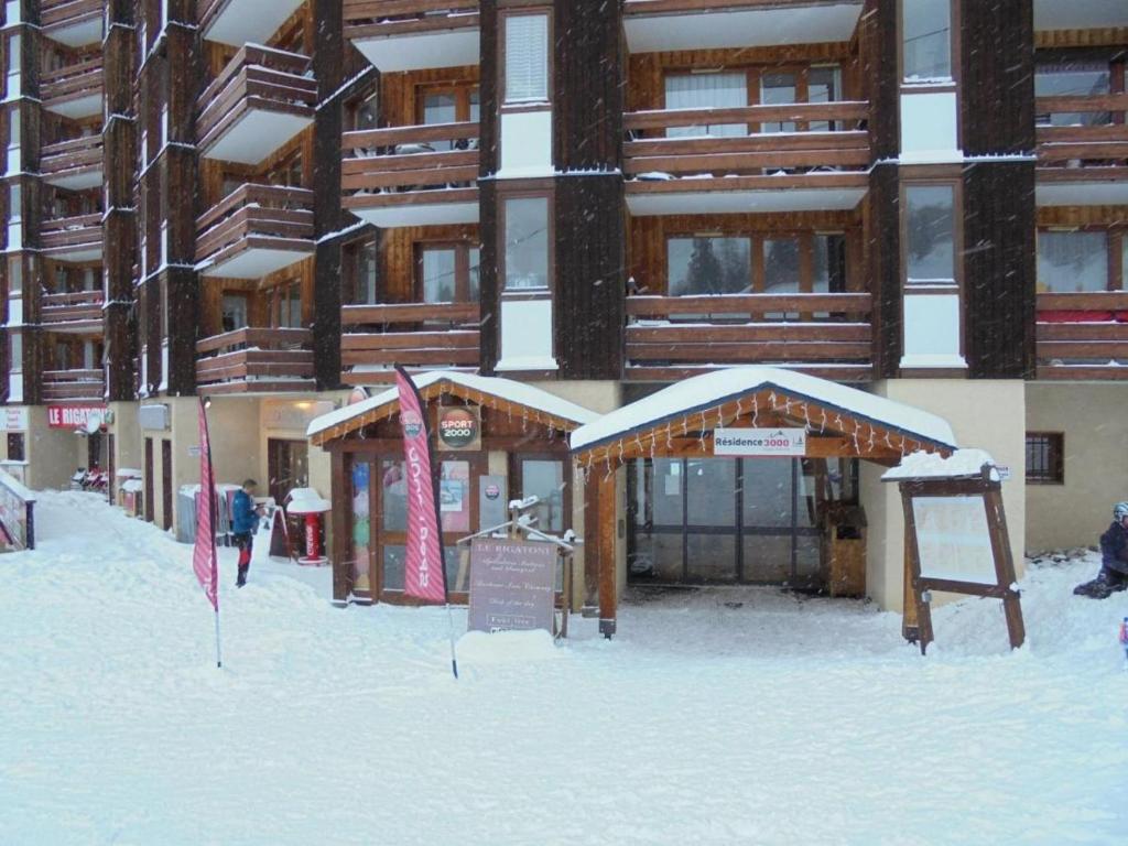 La Plagne Bellecôte في بلاني بيليكوت: مبنى فيه ثلج على الارض امامه