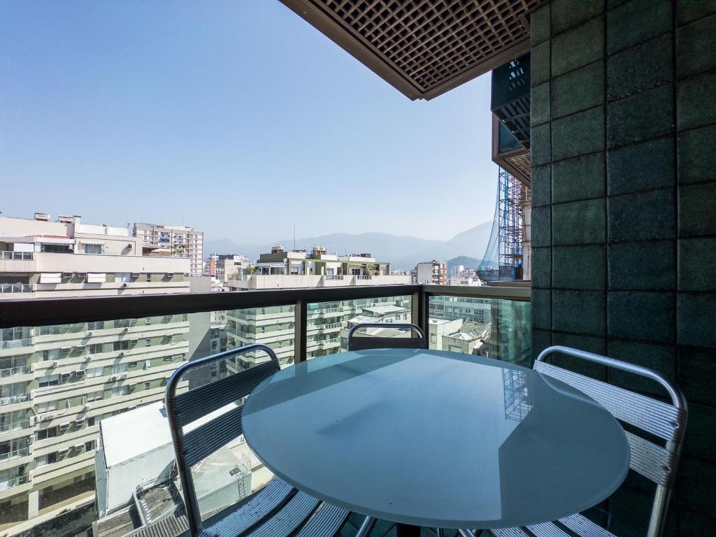 een tafel en stoelen op een balkon met uitzicht bij IPF2045C - Tiffany's Residence Service - Ipanema in Rio de Janeiro