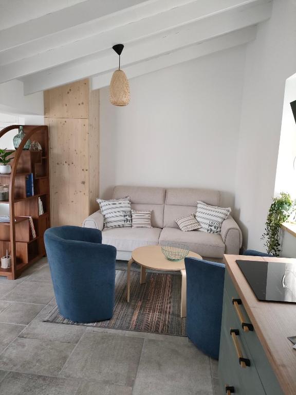 - un salon avec un canapé et des fauteuils bleus dans l'établissement Calme sur l'ile d'Yeu, à L'Ile d'Yeu