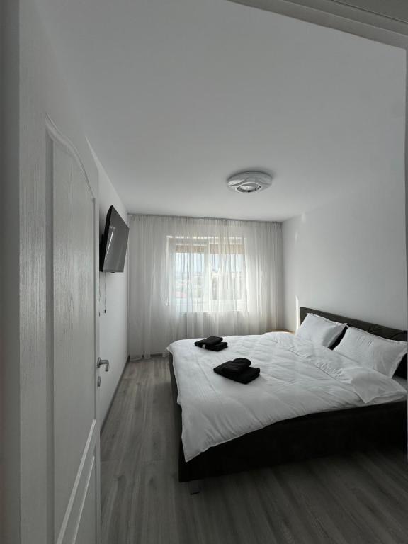 Un pat sau paturi într-o cameră la Dinu Rent Apartments
