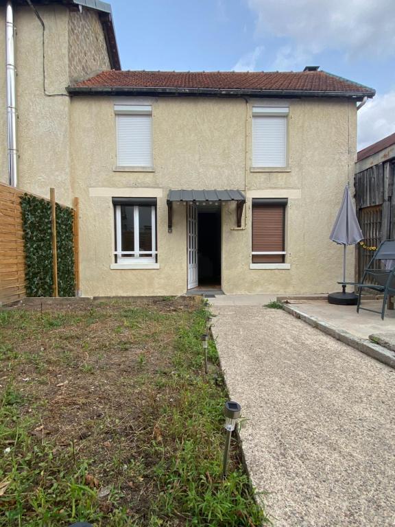 une maison avec une allée devant dans l'établissement Maison double 4 chambres Duplex, à Brive-la-Gaillarde