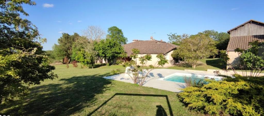 une vue aérienne d'une maison avec piscine dans l'établissement Gîte la Maison du Queyran, à Villefranche-du-Queyran