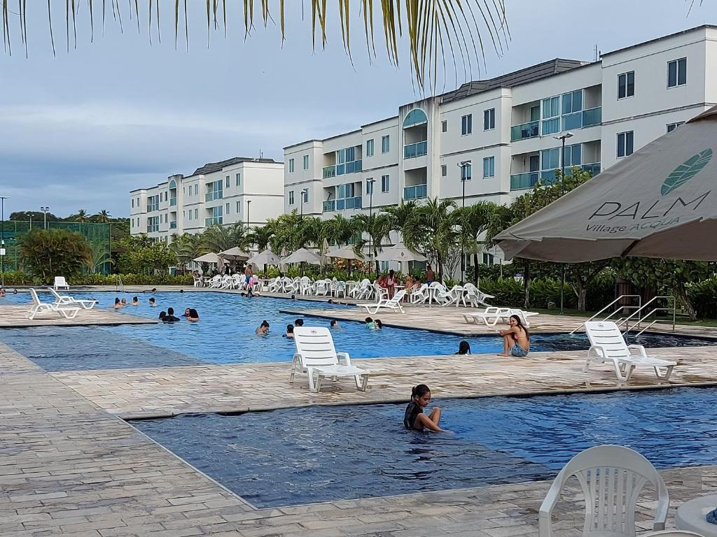 eine Gruppe von Menschen in einem Swimmingpool in einem Resort in der Unterkunft Flat térreo Palm Village Acqua Porto de Galinhas in Porto De Galinhas