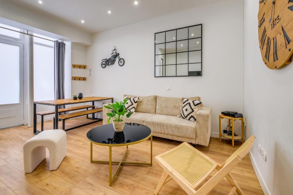 un salon avec un canapé et une table dans l'établissement NOTRE DAME, ODÉON 5e, Triplex 2 salles de bain, à Paris