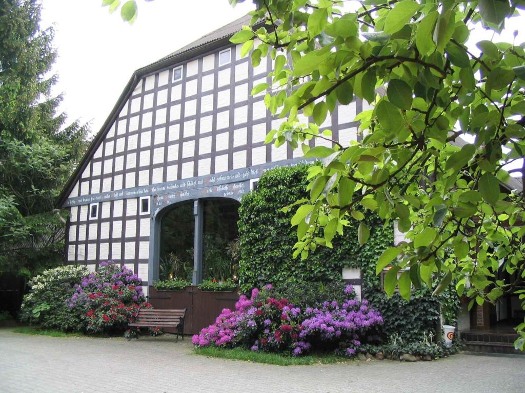 Un bâtiment avec un bouquet de fleurs devant lui dans l'établissement Landgasthof Rieger, à Dangenstorf