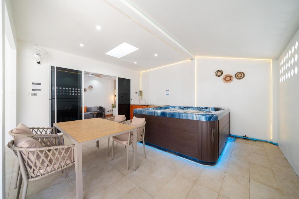 امکانات Patong private 4BR W Jazzuci sleep 10 by MP property - تصویر ۴