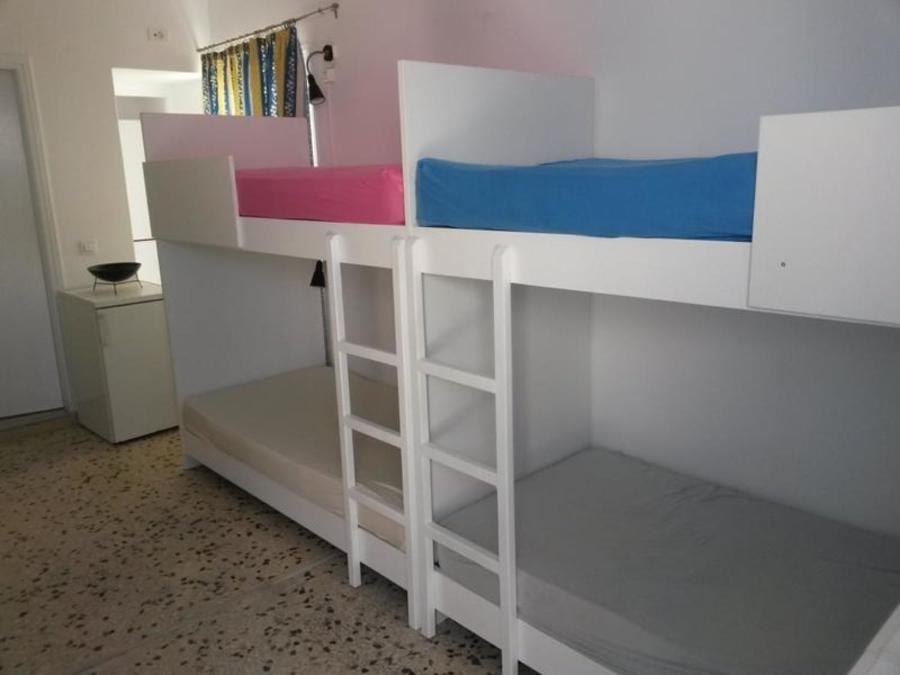 Palanda nebo palandy na pokoji v ubytování Fira Backpackers Place