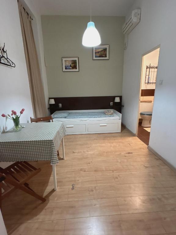 Posteľ alebo postele v izbe v ubytovaní A14 Parliament Sunflower Cozy Apartment