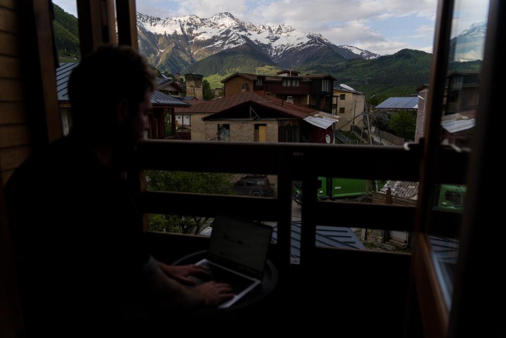 Nespecifikovaný výhled na hory nebo výhled na hory při pohledu z hotelu
