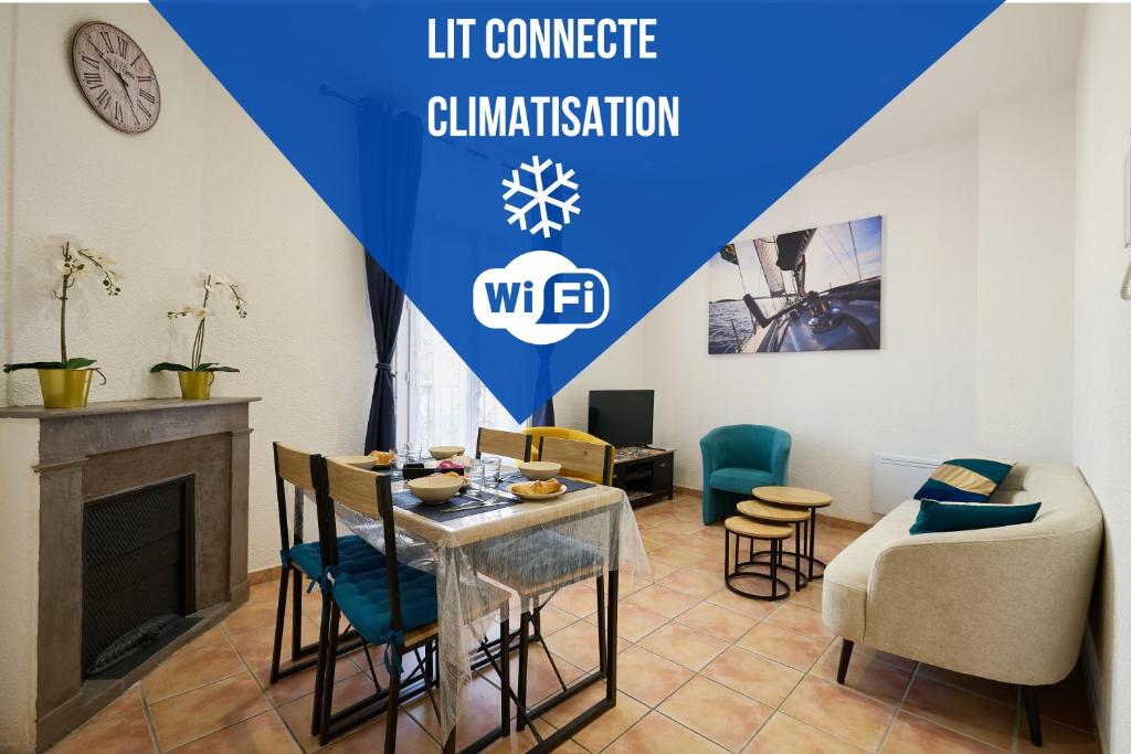 un soggiorno con tavolo e sedie di Le Cabrit - Climatisation - Wifi a Perpignano