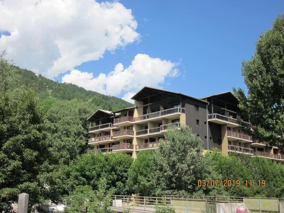 un grand immeuble situé sur le flanc d'une colline dans l'établissement Studio 4 personnes, à Briançon