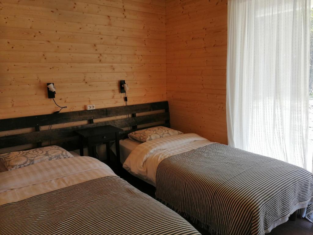 Postel nebo postele na pokoji v ubytování Kauksi Puhkemaja